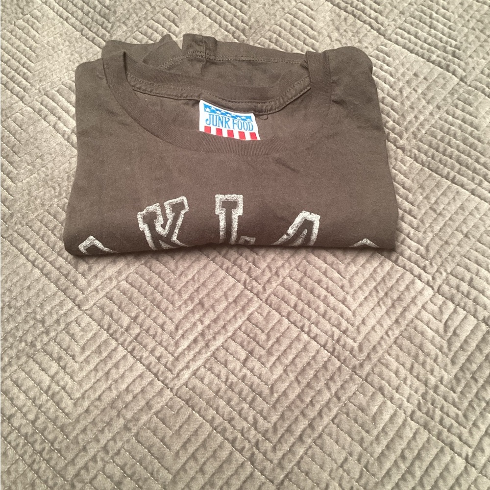 Oakland Raiders T-shirt. 451 - Picture 3 of 4